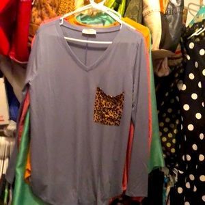 Very comfortable light  long sleeve lepard pocket